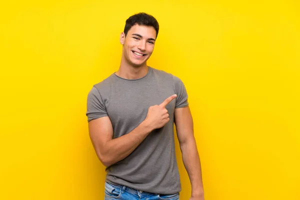 Schöner Mann Über Isolierte Gelbe Wand Die Zur Seite Zeigt — Stockfoto