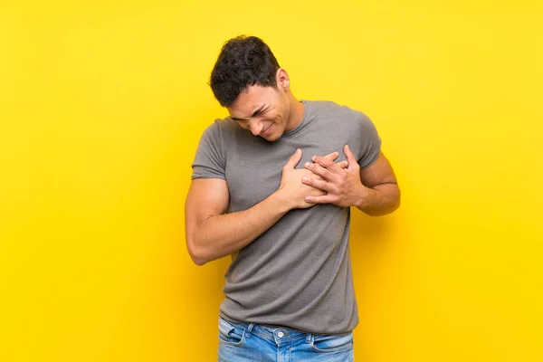 Schöner Mann Über Isolierter Gelber Wand Mit Einem Schmerz Herzen — Stockfoto