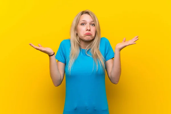 Jonge Blonde Vrouw Geïsoleerde Gele Achtergrond Met Twijfels Tijdens Het — Stockfoto
