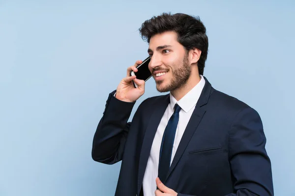 Empresario Sobre Pared Azul Aislada Manteniendo Una Conversación Con Teléfono —  Fotos de Stock