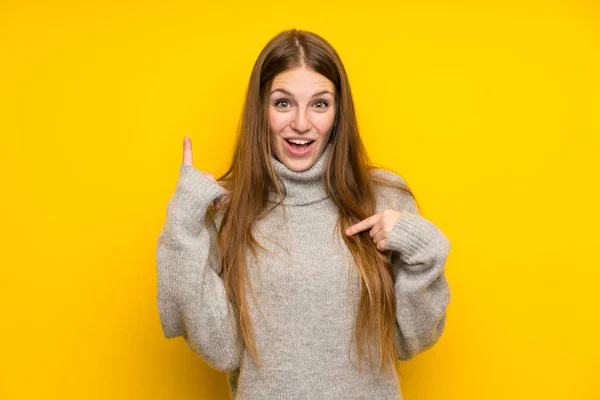 Jovem Com Cabelos Longos Sobre Fundo Amarelo Com Expressão Facial — Fotografia de Stock