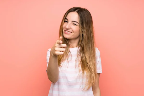 Mujer Joven Sobre Aislada Pared Rosa Señala Dedo Usted — Foto de Stock