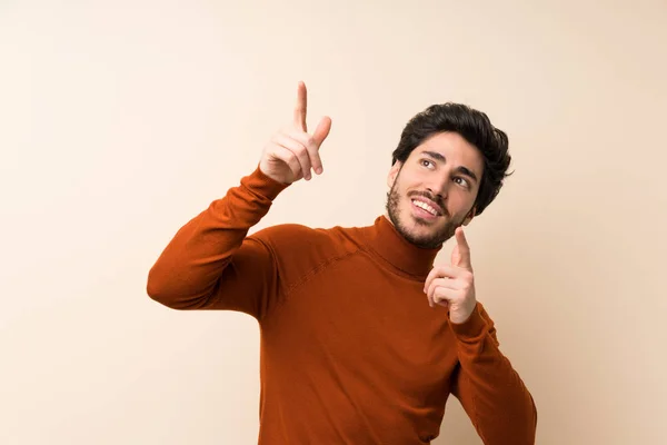 Knap Geïsoleerde Muur Wijzend Met Wijsvinger Een Geweldig Idee — Stockfoto