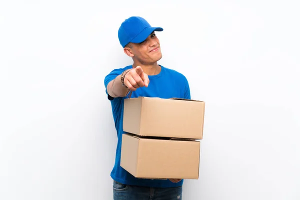 Delivery Man Geïsoleerde Witte Muur Punten Vinger Met Een Zelfverzekerde — Stockfoto