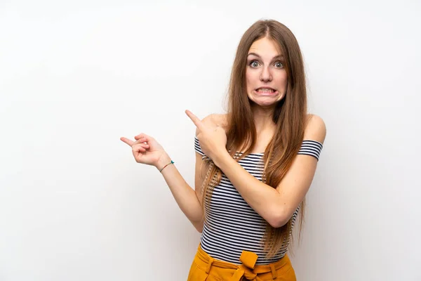 Giovane Donna Con Capelli Lunghi Oltre Isolato Muro Bianco Spaventato — Foto Stock