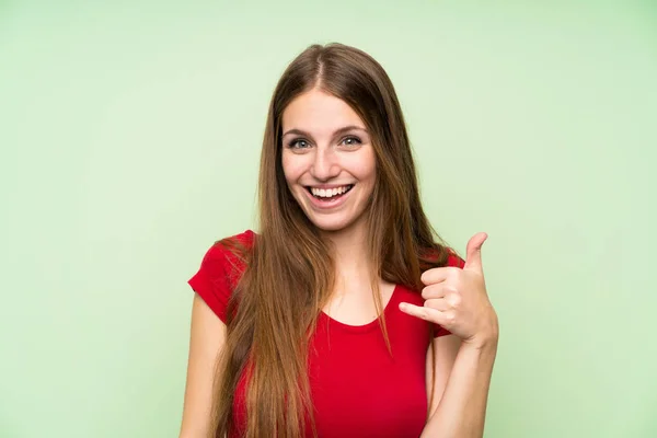 Junge Frau Mit Langen Haaren Über Isolierter Grüner Wand Macht — Stockfoto