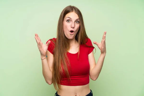 Jonge Vrouw Met Lange Haren Geïsoleerde Groene Muur Met Verrassing — Stockfoto