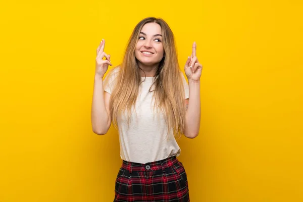 Молода Жінка Над Ізольованою Жовтою Стіною Переходом Пальців — стокове фото