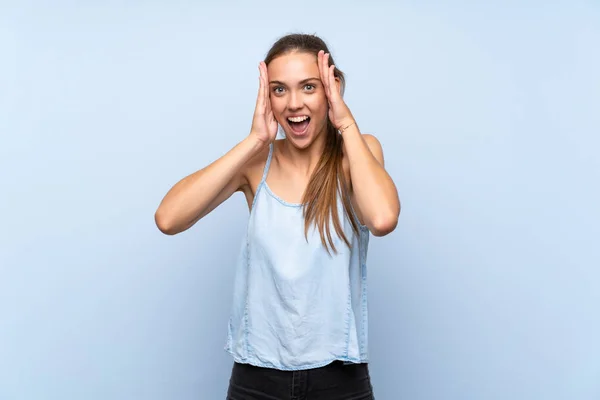 Jonge Vrouw Geïsoleerde Blauwe Achtergrond Met Verrassing Uitdrukking — Stockfoto