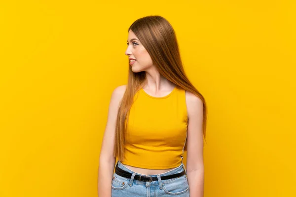 Junge Frau Über Isoliertem Gelben Hintergrund Der Zur Seite Schaut — Stockfoto