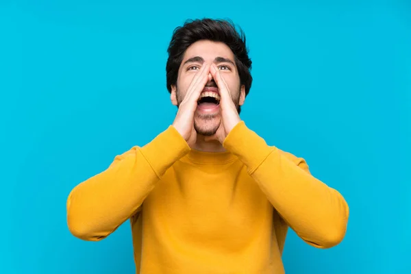 Bonito Sobre Parede Azul Isolada Gritando Anunciando Algo — Fotografia de Stock