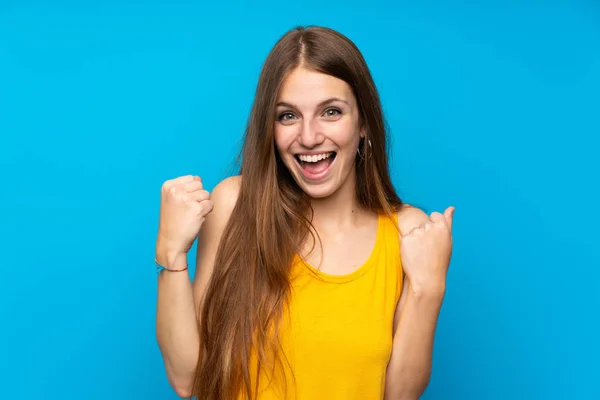 Giovane Donna Con Capelli Lunghi Oltre Isolato Muro Blu Che — Foto Stock