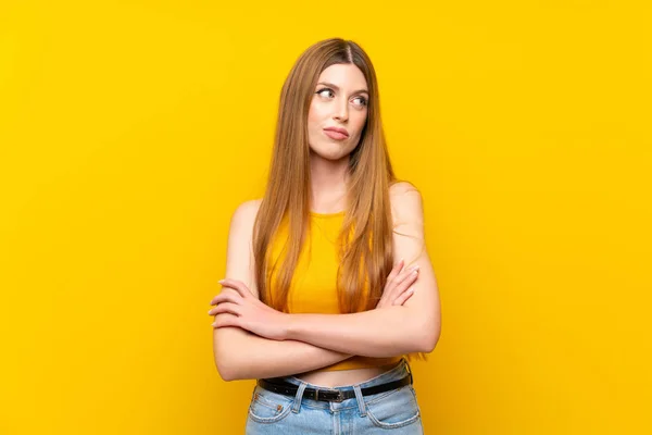 Jovem Mulher Sobre Fundo Amarelo Isolado Pensando Uma Ideia — Fotografia de Stock