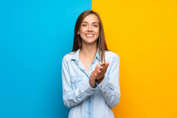 Молодая Женщина Цветном Фоне Аплодирует — стоковое фото