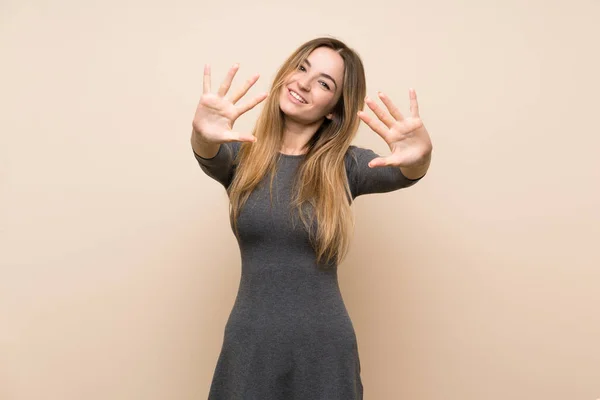 Mujer Joven Sobre Fondo Aislado Contando Diez Con Los Dedos —  Fotos de Stock