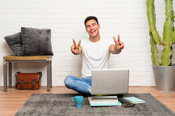 Bell Uomo Seduto Sul Pavimento Con Suo Computer Portatile Sorridente — Foto Stock