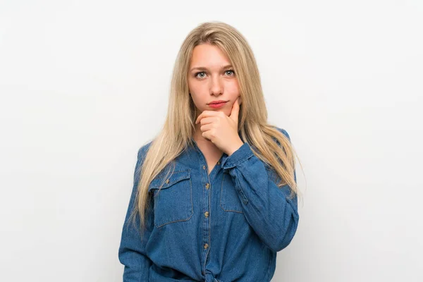 Ung Blondine Kvinde Isoleret Hvid Væg Tænker - Stock-foto