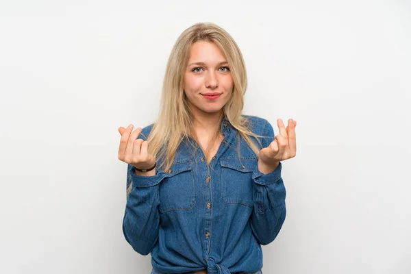 Junge Blonde Frau Über Isolierte Weiße Wand Macht Geld Geste — Stockfoto