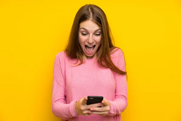 Mujer Joven Con Pelo Largo Sobre Pared Amarilla Aislada Sorprendida — Foto de Stock