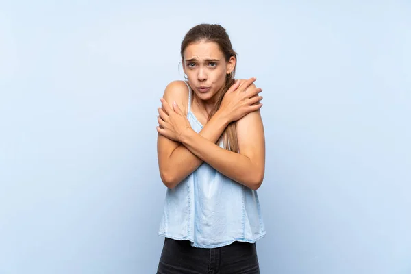 Jonge Vrouw Geïsoleerde Blauwe Achtergrond Bevriezen — Stockfoto