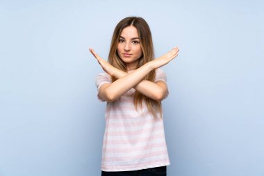 Izole mavi arka plan üzerinde genç kadın hiçbir jest yapma