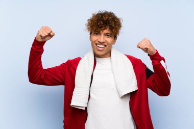 Genç spor African Amerikan adam kutluyor bir Victory