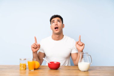 Yakışıklı adam kahvaltı işaret parmağı ile işaret sahip harika bir fikir