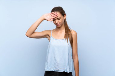 Soyutlanmış mavi bir geçmişi olan, yorgun ve hasta bir yüzü olan genç bir kadın.