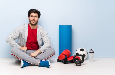 Spor adam kızgın katta oturan
