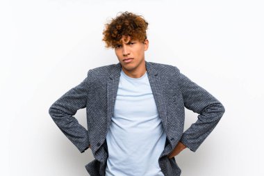 Izole beyaz duvar kızgın üzerinde Moda afrikalı Amerikalı adam