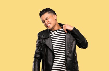 Izole arka plan üzerinde yorgun ve hasta ifade ile genç adam