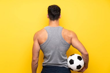 Bir futbol topu ile izole arka plan üzerinde yakışıklı spor adam