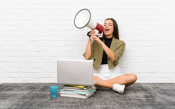 Mooie Jonge Vrouw Zittend Vloer Schreeuwen Door Een Megafone — Stockfoto