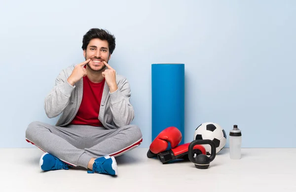 Hombre Deporte Sentado Suelo Sonriendo Con Una Expresión Feliz Agradable — Foto de Stock