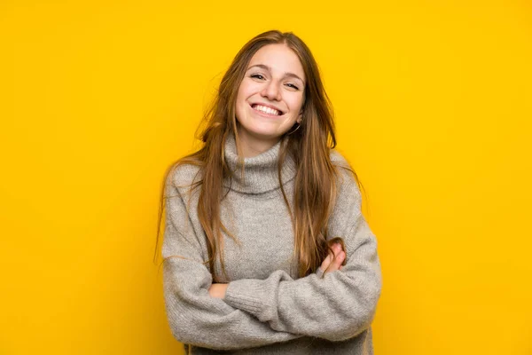 Jovem Com Cabelos Longos Sobre Fundo Amarelo Rindo — Fotografia de Stock