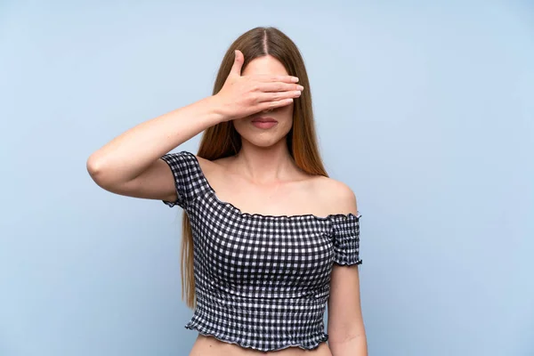 Junge Frau Über Isoliertem Blauem Hintergrund Der Die Augen Mit — Stockfoto