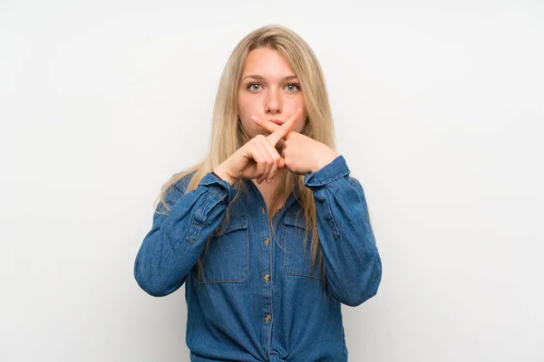 Młoda Blond Kobieta Białym Ścianie Pokazując Znak Ciszy Gest — Zdjęcie stockowe