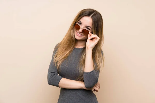 Mujer Joven Sobre Fondo Aislado Con Gafas Feliz —  Fotos de Stock