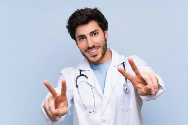 Doktor Muž Usmívá Zobrazuje Vítězné Znamení — Stock fotografie