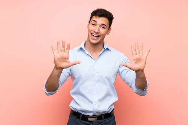 Pohledný Muž Růžovém Pozadí Počítání Deseti Prstů Prsty — Stock fotografie