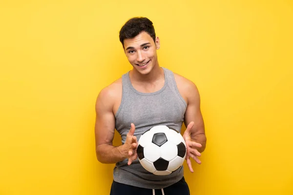 Knappe Sport Man Geïsoleerde Achtergrond Met Een Voetbal — Stockfoto