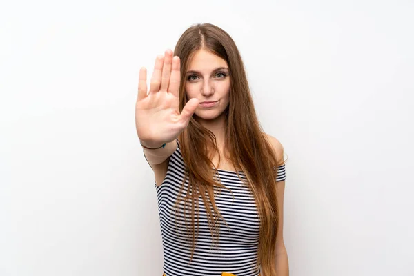 Zole Beyaz Duvar Üzerinde Uzun Saçlı Genç Kadın Stop Jest — Stok fotoğraf