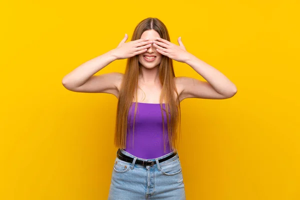 Jovem Mulher Sobre Fundo Amarelo Isolado Cobrindo Olhos Por Mãos — Fotografia de Stock