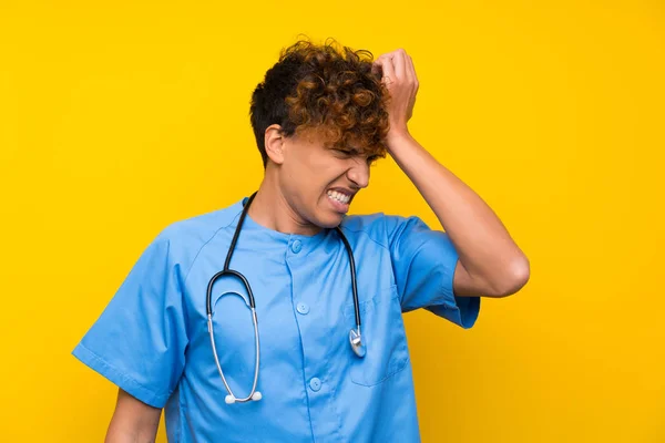 Medico Chirurgo Afroamericano Uomo Avere Dubbi Con Espressione Faccia Confusa — Foto Stock