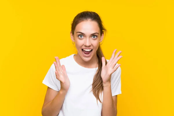 Jovem Mulher Sobre Fundo Amarelo Isolado Com Expressão Facial Surpresa — Fotografia de Stock