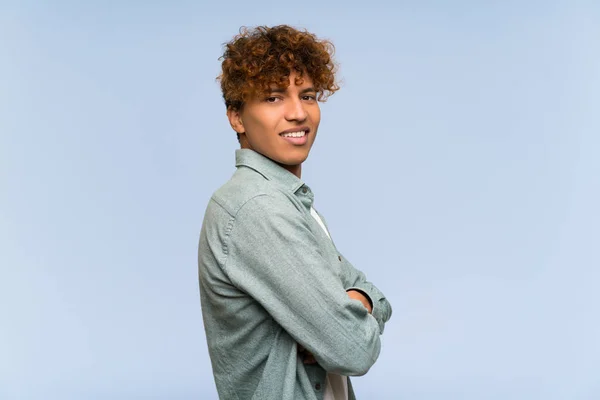 Young African American Man Isolated Blue Wall Arms Crossed Looking — Stock Photo, Image