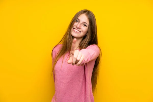 孤立した黄色の壁の上に長い髪を持つ若い女性は 指を示し 持ち上げる — ストック写真