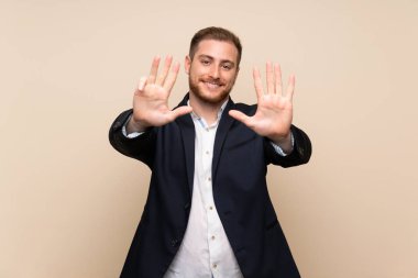 Izole arka plan üzerinde Blonde adam parmakları ile dokuz sayma