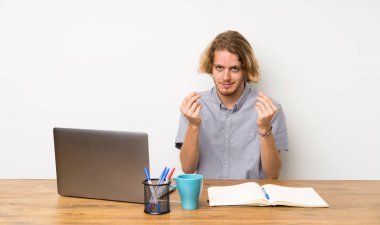 Bir dizüstü bilgisayar para jest yapma ile Sarışın adam