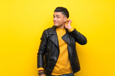 Izole sarı arka plan üzerinde genç adam şüpheleri olan